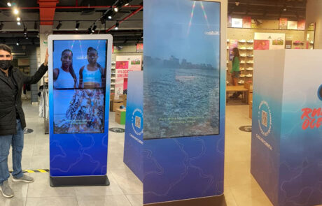 Tótems digitales Adidas Run for the Oceans en tienda
