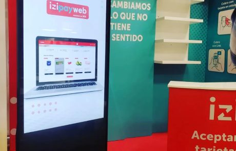 Tótem digital con plataforma web de pagos en stand de feria
