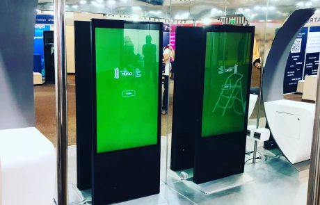 Tótems interactivos con pantallas verdes en stand de feria