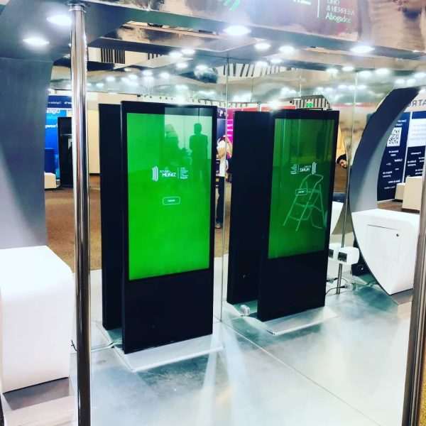 Tótems interactivos en stand de feria