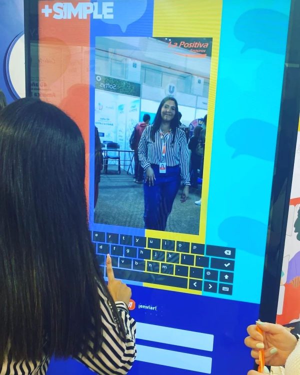 Mujer usando un tótem táctil