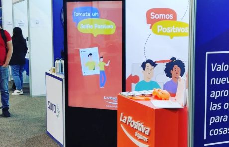 Tótem digital con app de selfie en stand de marca