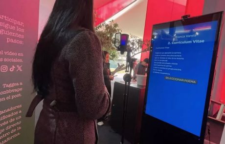 Mujer eligiendo poema en tótem interactivo durante activación