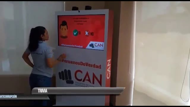Video de una trivia interactiva en un tótem táctil